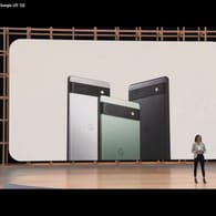 Das Pixel 6a bei der Präsentation auf der Google I/O: Das günstigere Smartphone bringt viele Funktionen des Topmodells mit.