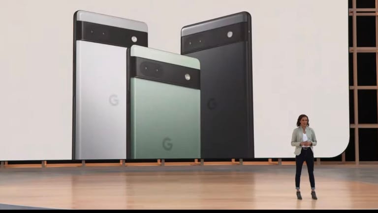Das Pixel 6a bei der Präsentation auf der Google I/O: Das günstigere Smartphone bringt viele Funktionen des Topmodells mit.