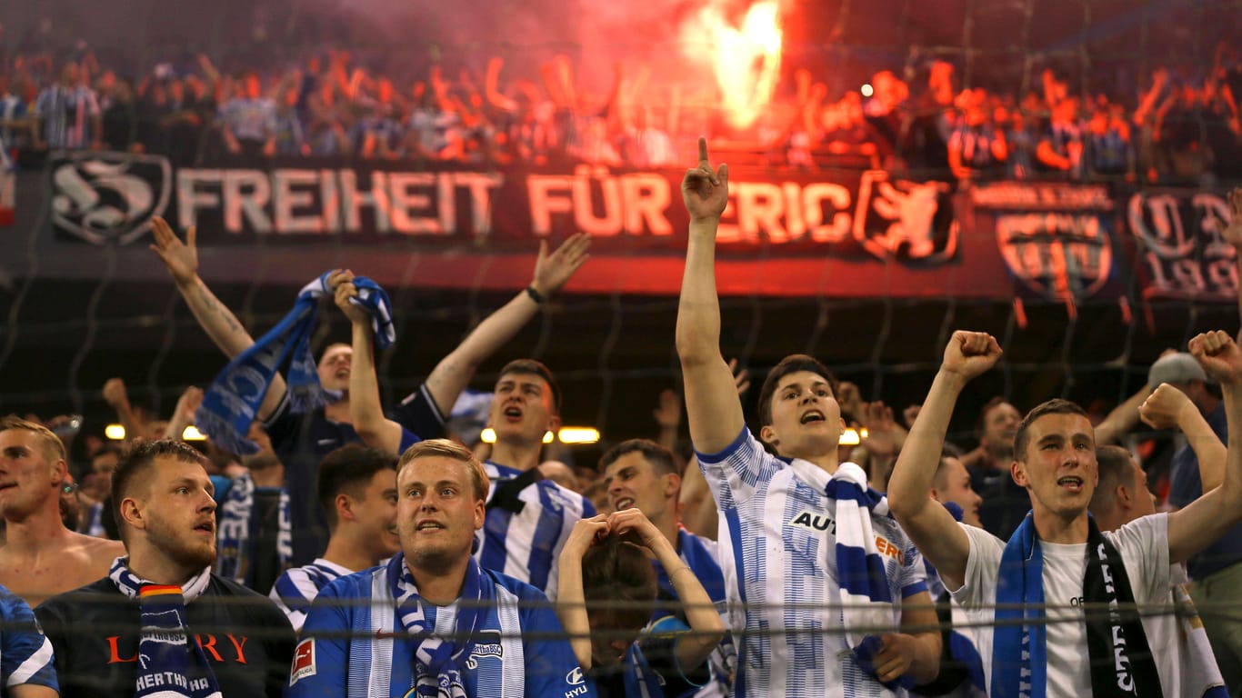 Die Hertha Fans feiern den Sieg.