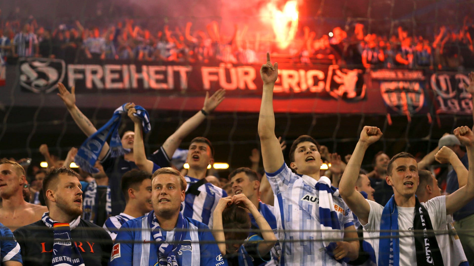 Die Hertha Fans feiern den Sieg. Die Hertha Fans feiern den Sieg.