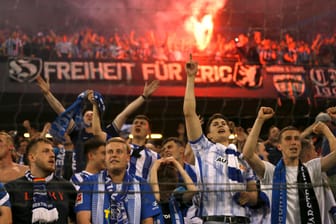 Die Hertha Fans feiern den Sieg.
