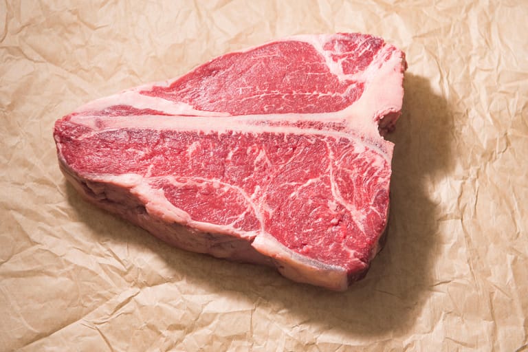 Das T-Bone-Steak ist stark marmoriert und hat ein intensives Aroma.