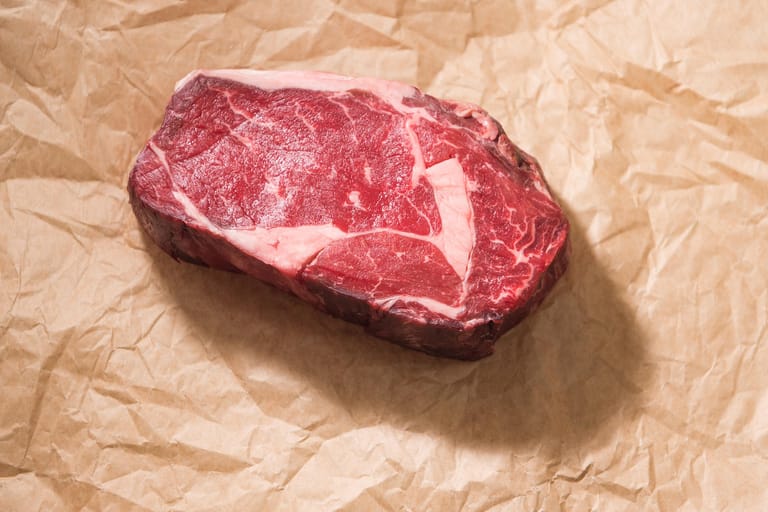 Beim Dry Aged Beef reift das Fleisch langsam heran. So wird es butterzart.