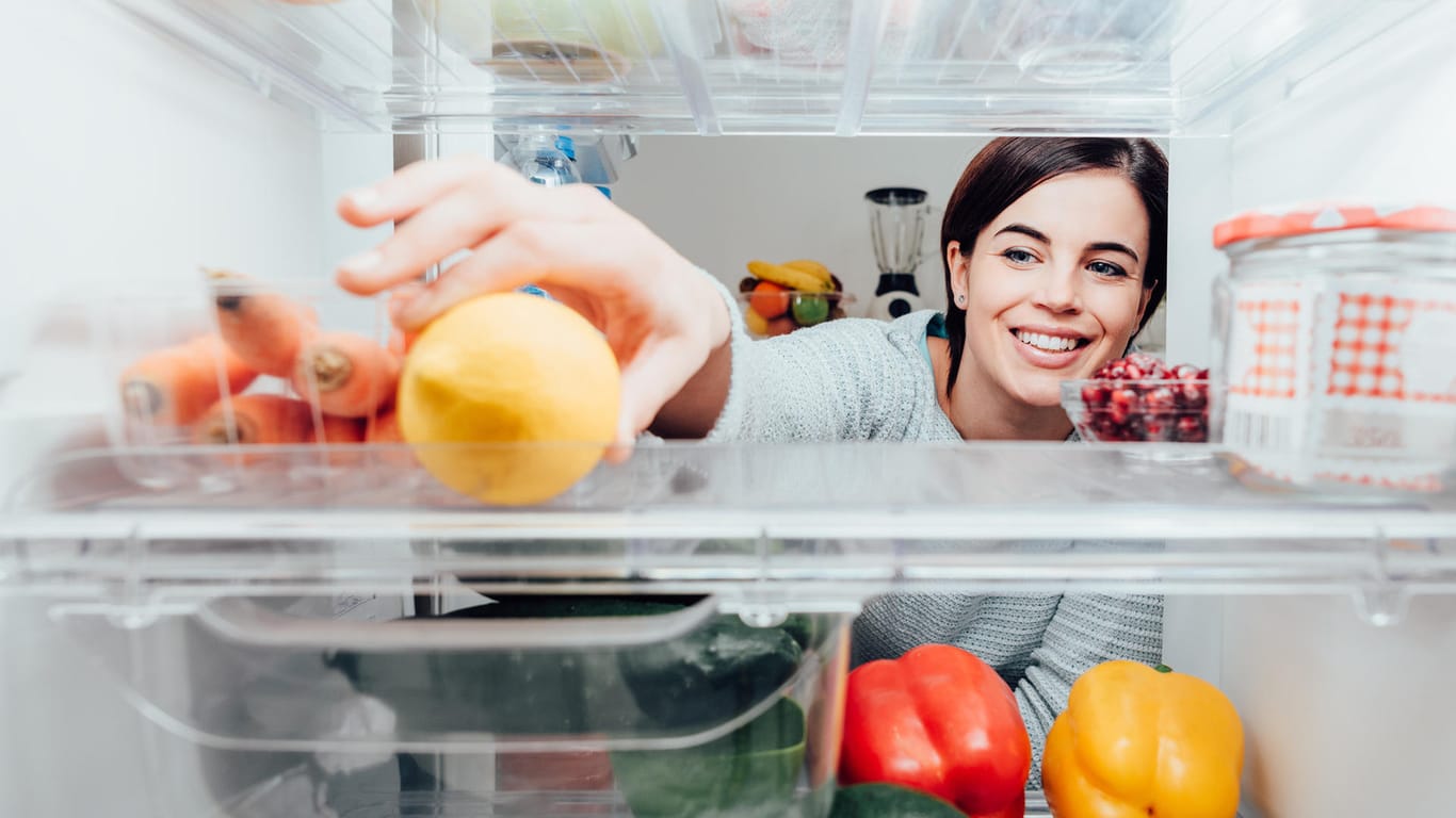 Kühlschrank: Welche Lebensmittel gehören in welches Fach? Beim Einräumen des Kühlschrank sollten Sie sich an den verschiedenen Kältezonen orientieren.