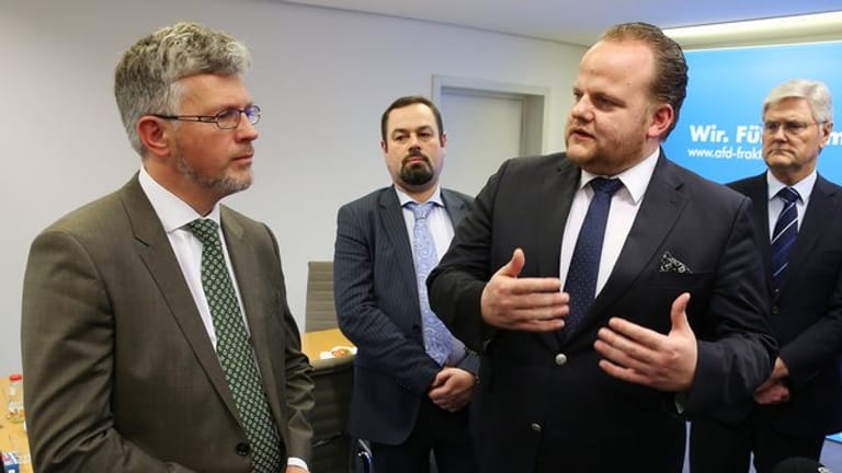 Andrej Melnyk (l), ukrainischer Botschafter, neben Sven Tritschler, AfD (Archivbild): Der Politiker zieht über die Landesliste für Köln-Chorweiler in den Landtag ein.