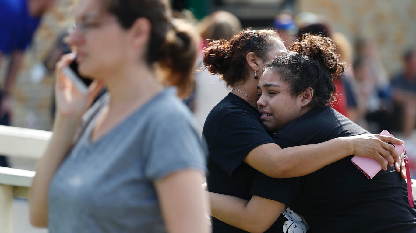 Eine Mutter tröstet ihre Tochter, die auf die Schule in Santa Fe geht: Nach den ersten Berichten über Schüsse an der Schule riegelte die Polizei die High School ab.