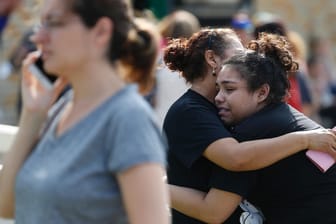 Eine Mutter tröstet ihre Tochter, die auf die Schule in Santa Fe geht: Nach den ersten Berichten über Schüsse an der Schule riegelte die Polizei die High School ab.
