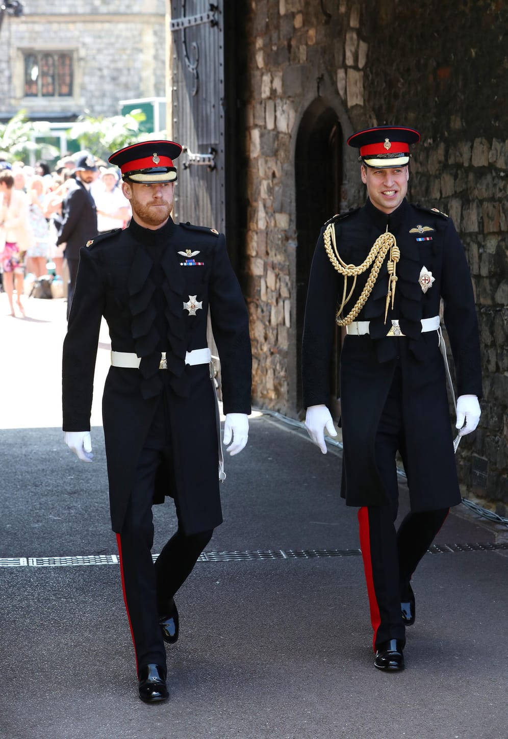 Bereit und etwas aufgeregt: Prinz Harry kommt mit Trauzeuge Prinz William zur Kirche.