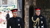 Bereit und etwas aufgeregt: Prinz Harry kommt mit Trauzeuge Prinz William zur Kirche.