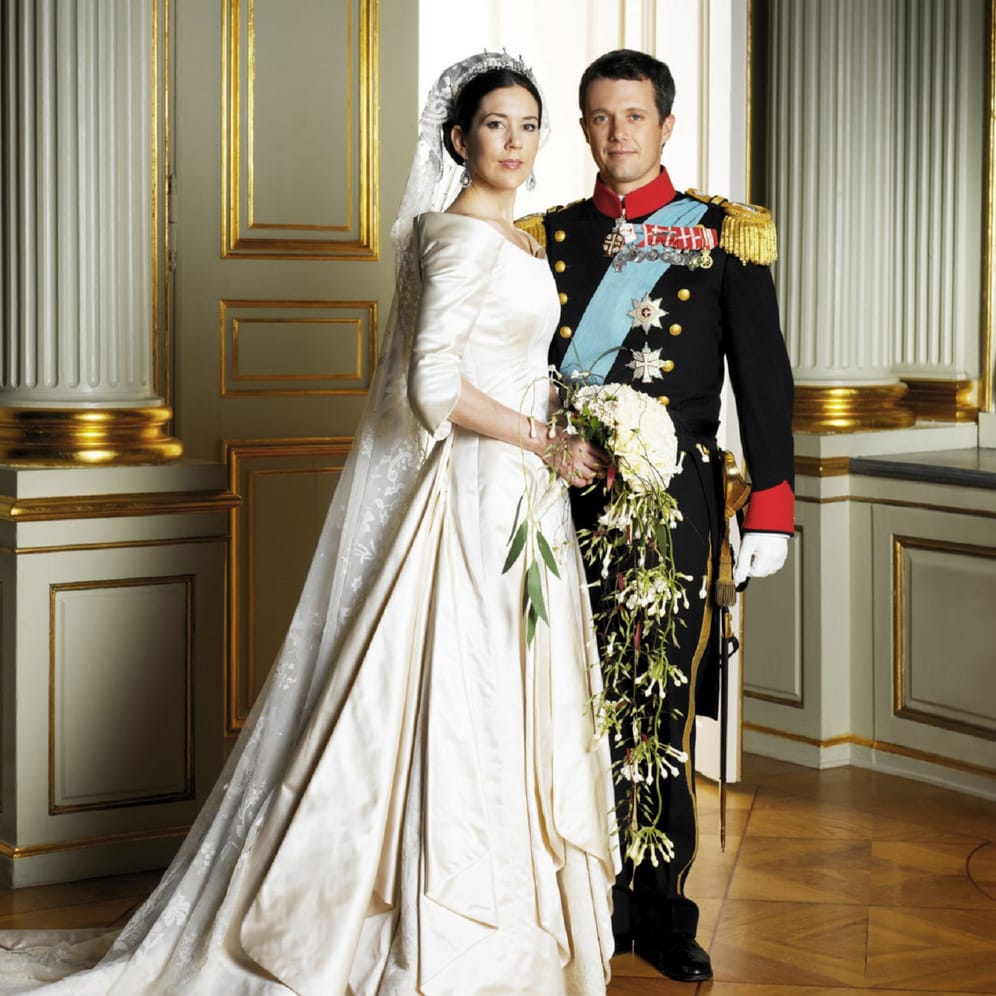 Kronprinzessin Mary und Kronprinz Frederik: 2000 verliebte sich der dänische Thronfolger in die australische PR- und Marketingexpertin. Am 14. Mai 2004 krönte das Paar seine Liebe mit dem Jawort.