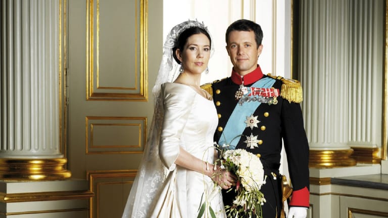 Kronprinzessin Mary und Kronprinz Frederik: 2000 verliebte sich der dänische Thronfolger in die australische PR- und Marketingexpertin. Am 14. Mai 2004 krönte das Paar seine Liebe mit dem Jawort.