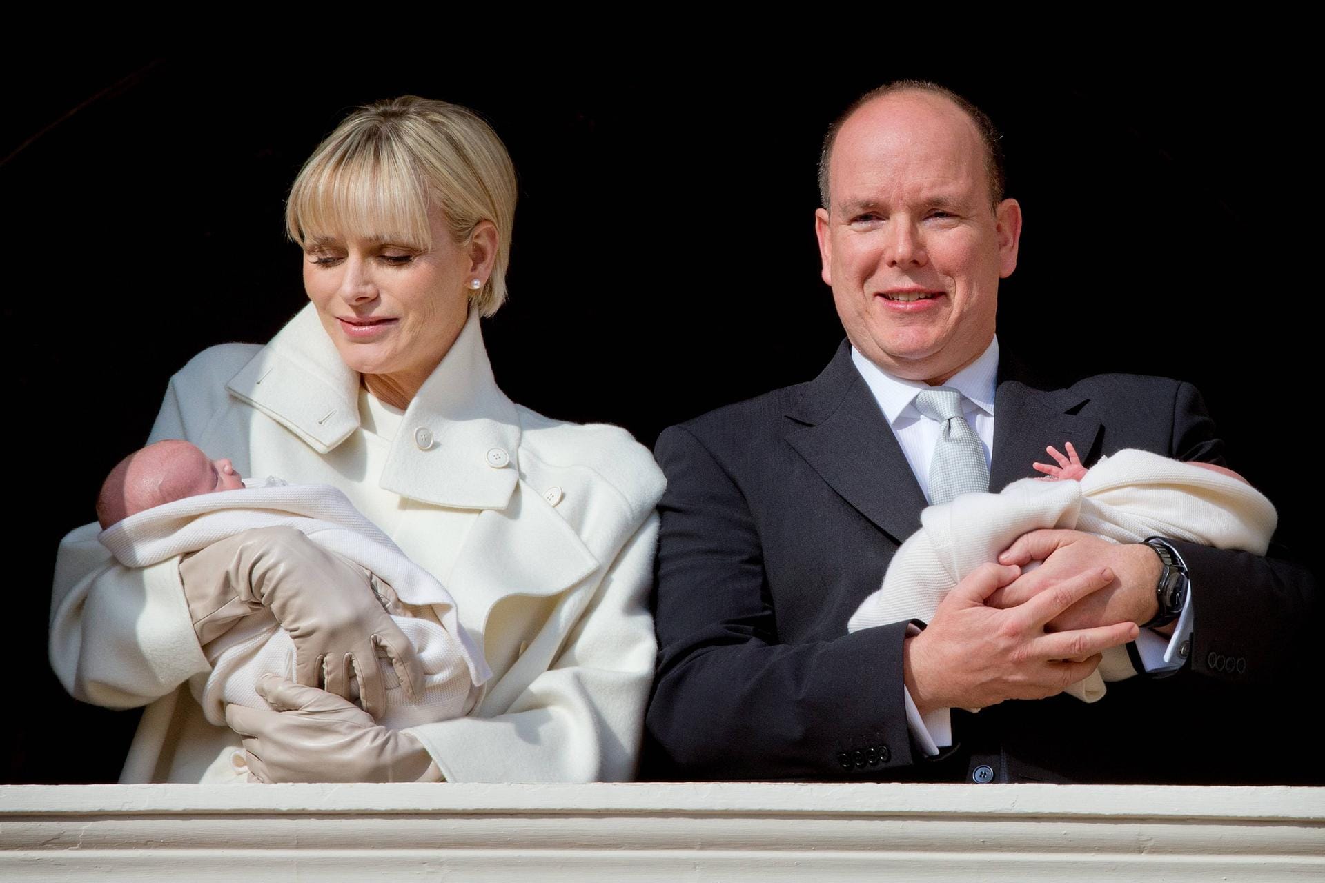 Debüt auf dem Balkon: Im Januar 2015 feiern die Mini-Royals im Arm ihrer Eltern die Premiere vor dem großen Publikum – dem monegassischen Volk.