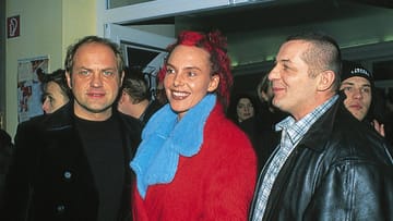 Mit dieser Frisur fällt man auf: Natascha Ochsenknecht (m.) an der Seite von Ehemann Uwe Ochsenknecht (l.) und Schauspieler Heinz Hoenig (r.).