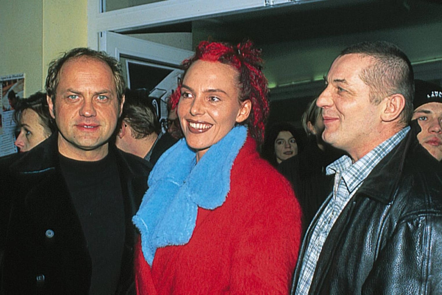 Mit dieser Frisur fällt man auf: Natascha Ochsenknecht (m.) an der Seite von Ehemann Uwe Ochsenknecht (l.) und Schauspieler Heinz Hoenig (r.).