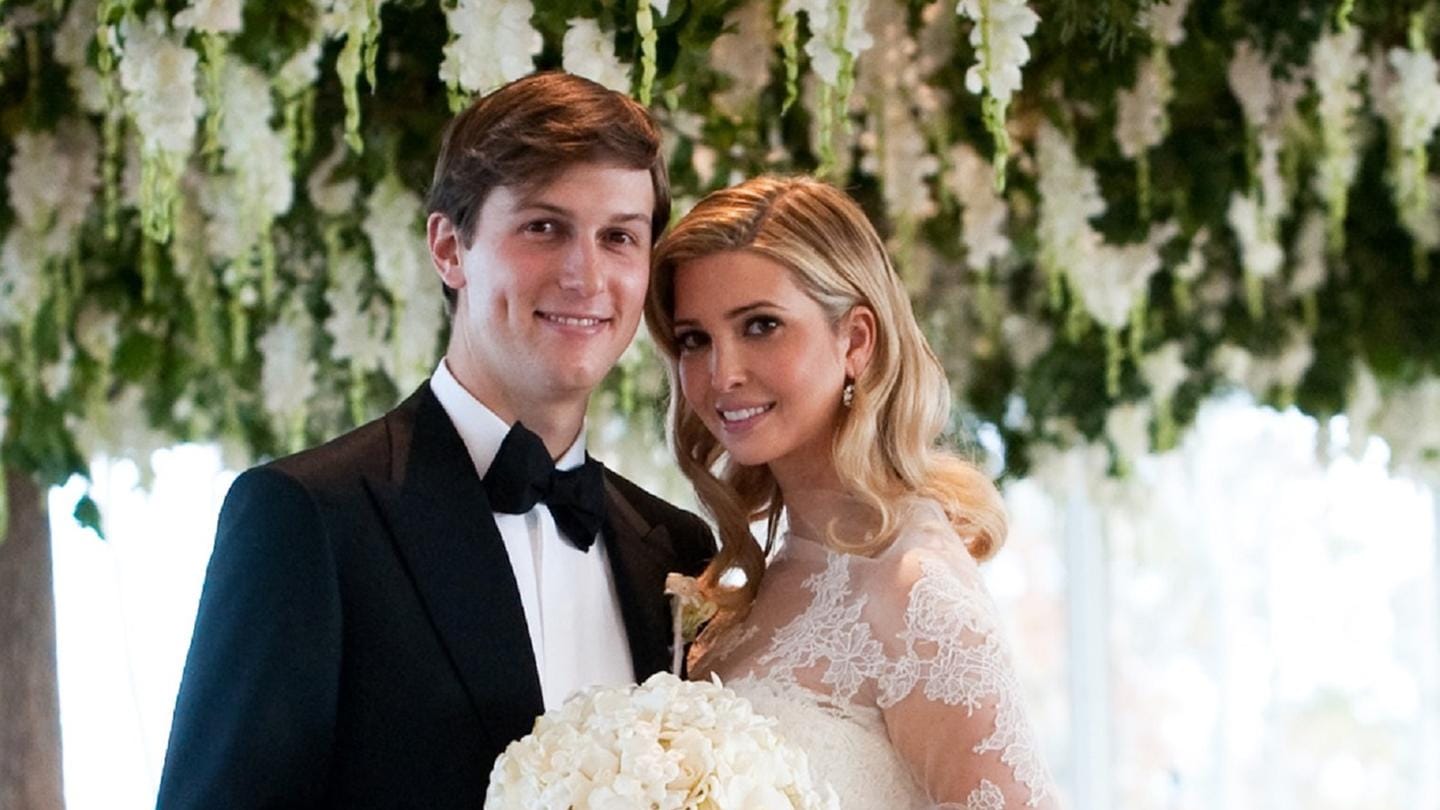 Jared Kushner und Ivanka Trump: Zwischen den ehrgeizigen Millionärs-Sprösslingen funkte es bei einem Geschäftstreffen. Im Oktober 2009 besiegelten die Tochter von Donald Trump und der Chefberater des ehemaligen Präsidenten in New Jersey ihre Liebe mit dem Jawort.