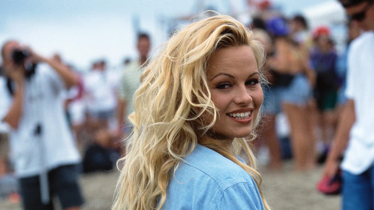 Am Strand von Malibu: Pam im lässigen Jeanslook.