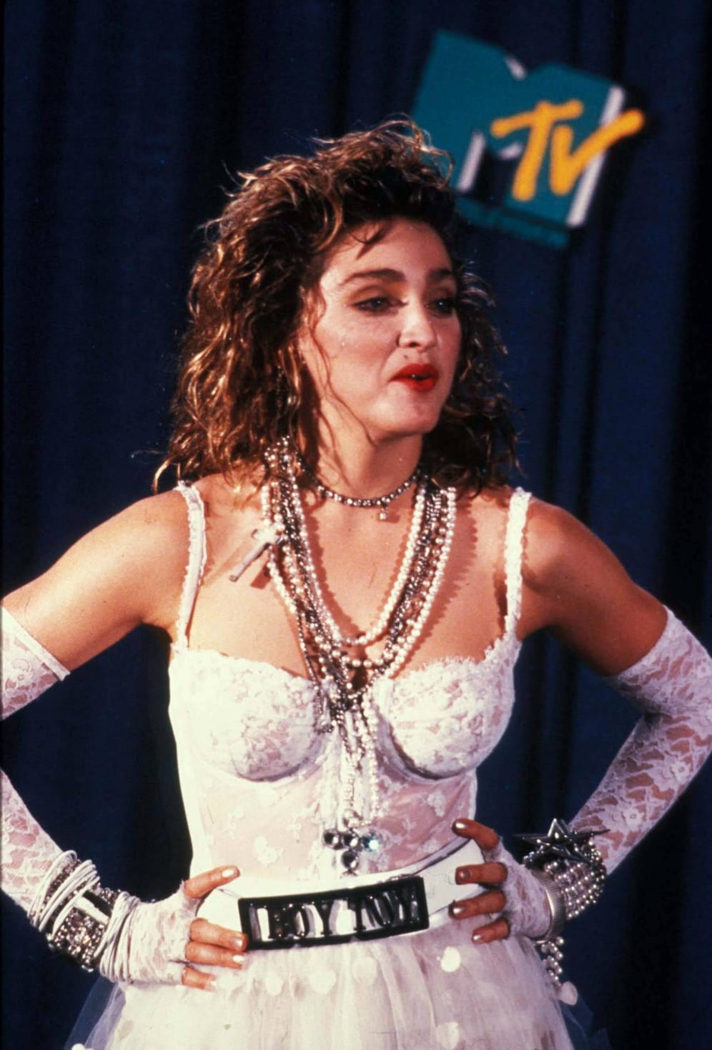 Legendär war ihr Auftritt bei den MTV-Music Awards im Jahr 1984. Damals war Madonna gerade einmal 25 Jahre alt schockte ganz Amerika mit dem Titelsong ihres zweiten Albums "Like a Virgin". Sie erschien in einem Hochzeitskleid und simulierte bei ihrem Bühnenauftritt Sex.