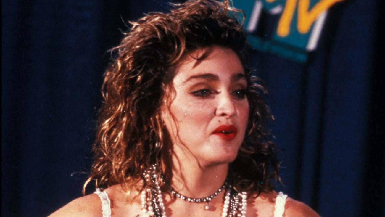 Legendär war ihr Auftritt bei den MTV-Music Awards im Jahr 1984. Damals war Madonna gerade einmal 25 Jahre alt schockte ganz Amerika mit dem Titelsong ihres zweiten Albums "Like a Virgin". Sie erschien in einem Hochzeitskleid und simulierte bei ihrem Bühnenauftritt Sex.