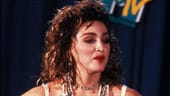 Legendär war ihr Auftritt bei den MTV-Music Awards im Jahr 1984. Damals war Madonna gerade einmal 25 Jahre alt schockte ganz Amerika mit dem Titelsong ihres zweiten Albums "Like a Virgin". Sie erschien in einem Hochzeitskleid und simulierte bei ihrem Bühnenauftritt Sex.