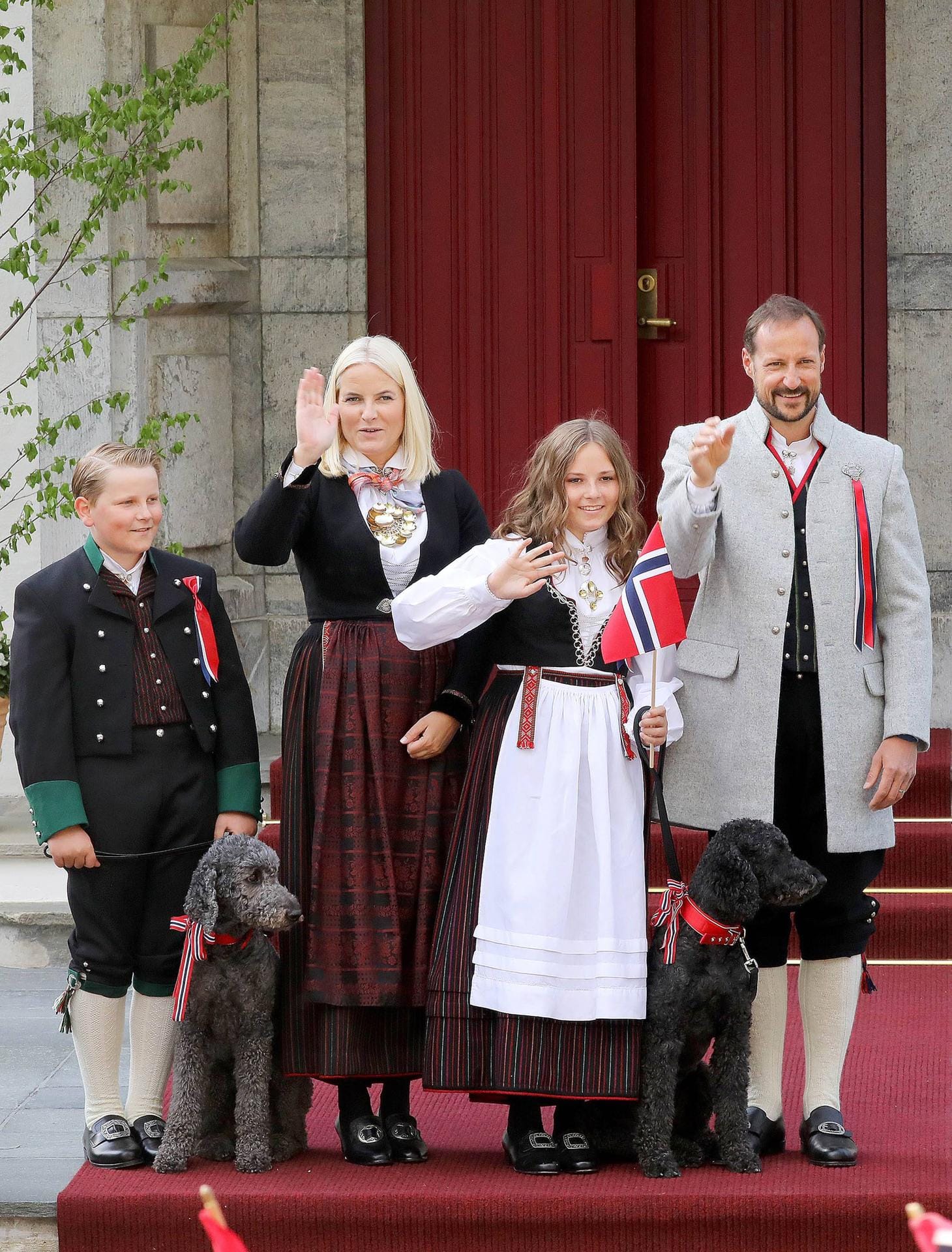 Familie geht ihr über alles: Mette-Marit und Haakon mit ihren Kindern, Prinz Sverre Magnus (l.) und Prinzessin Ingrid Alexandra (2.v.r.).