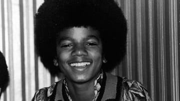 November 1972: Der 14-jährige Michael lächelt hier in einem Hotel in London in die Kamera. Zu dieser Zeit ist die spätere Show-Business-Legende auf Tour mit den Jackson 5.
