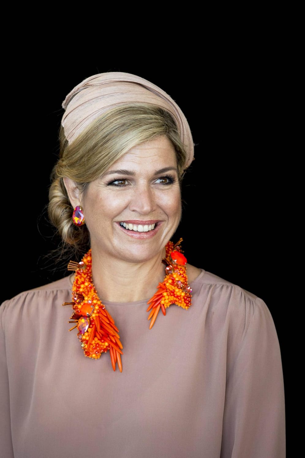 Diese Kette kennen wir doch: Beim Staatsbesuch in Sydney zeigte sich Königin Máxima mit diesem orangefarbenen Modell.