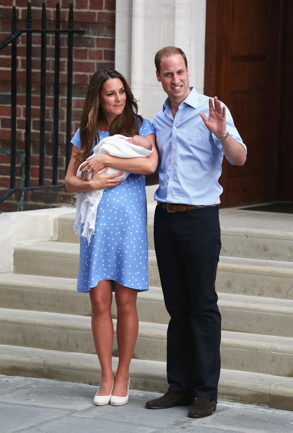 Am 22. Juli 2013 wird Prinz George geboren: Einen Tag später präsentieren Kate und William ihren ersten Sohn der Öffentlichkeit.