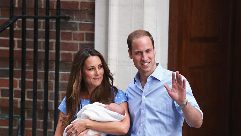 Am 22. Juli 2013 wird Prinz George geboren: Einen Tag später präsentieren Kate und William ihren ersten Sohn der Öffentlichkeit.