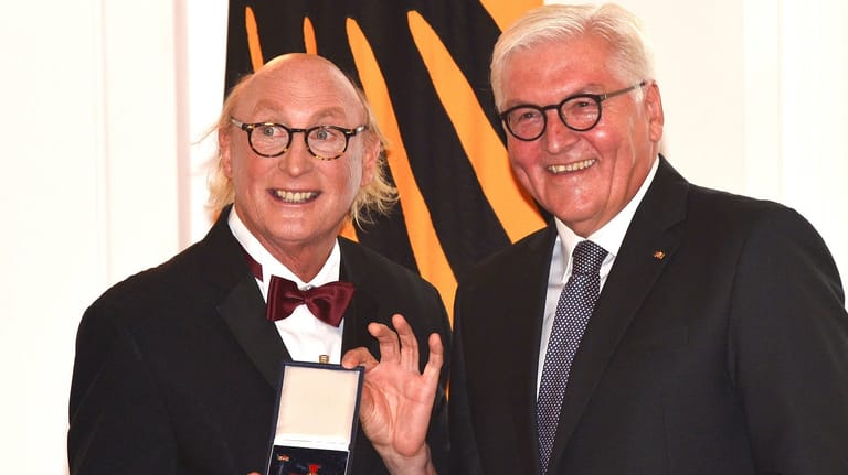Oktober 2018: Otto Waalkes bekommt das Bundesverdienstkreuz verliehen.