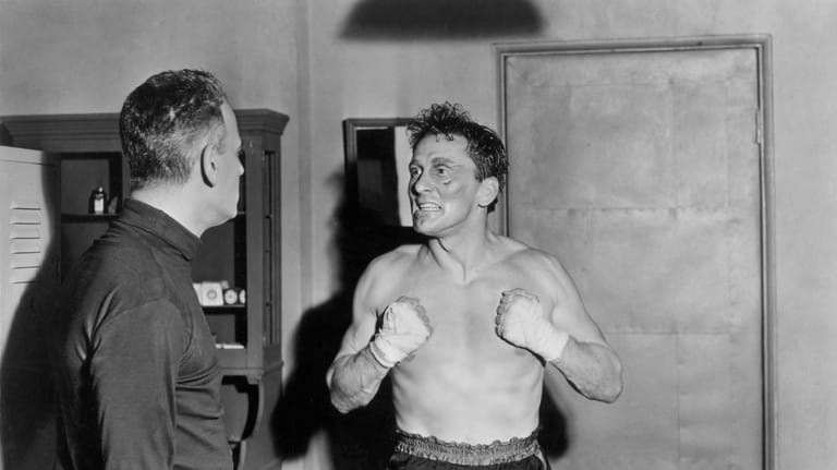 1949: Im Film "Champion" spielt er einen Boxer.