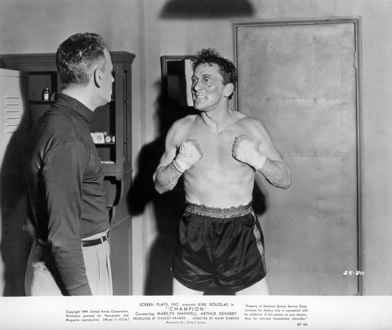 1949: Im Film "Champion" spielt er einen Boxer.