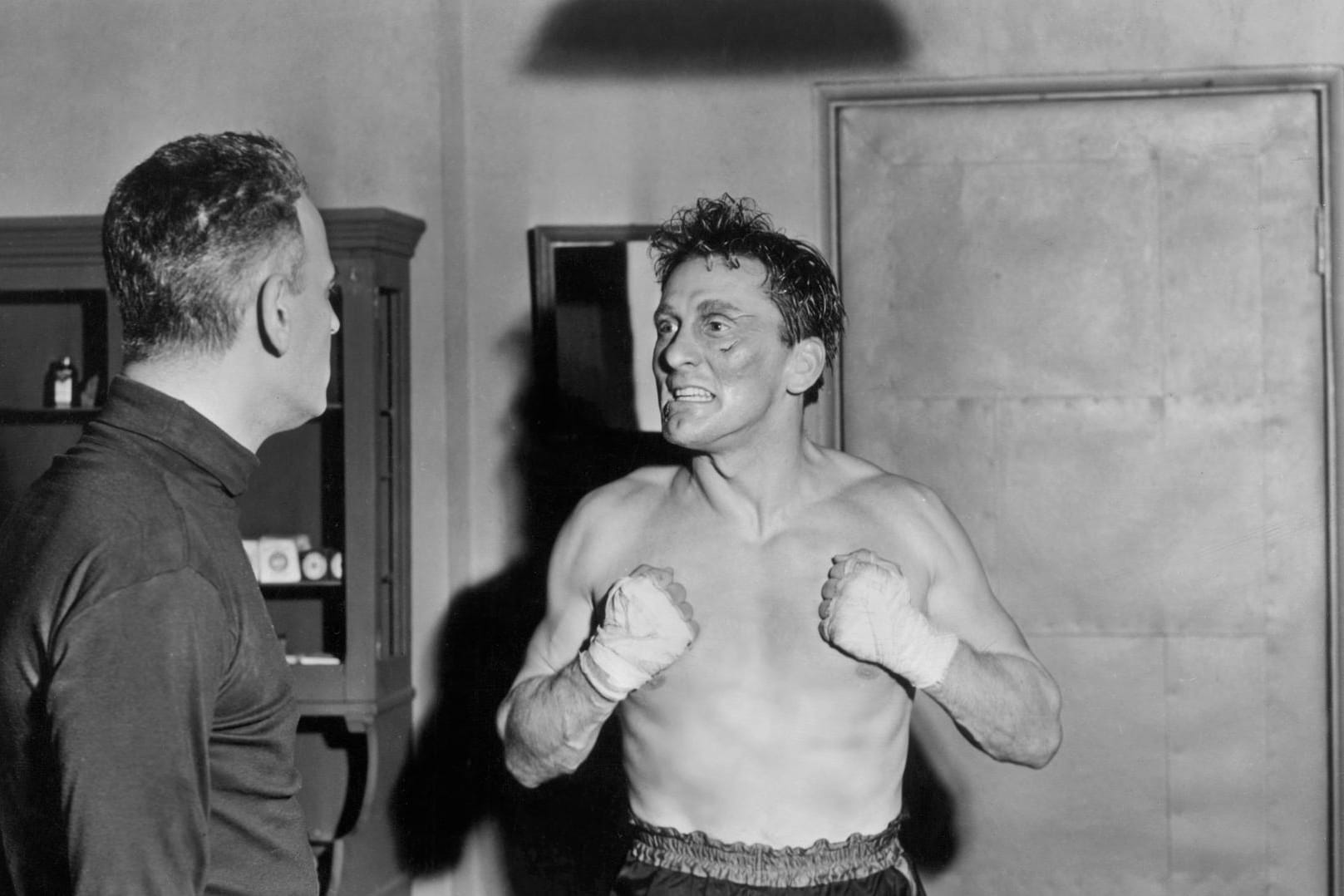 1949: Im Film "Champion" spielt er einen Boxer.