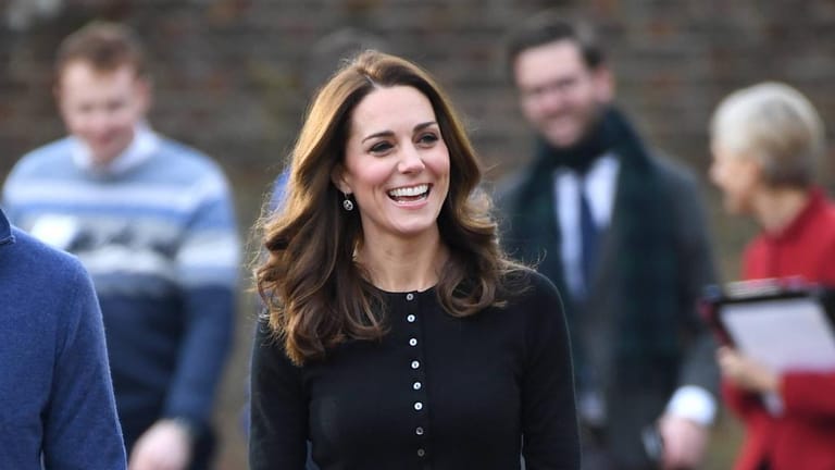 4. Dezember 2018: Bei einem Empfang für die Familienmitglieder von im Ausland stationierten Royal-Airforce-Soldaten trägt Kate einen karierten Rock.