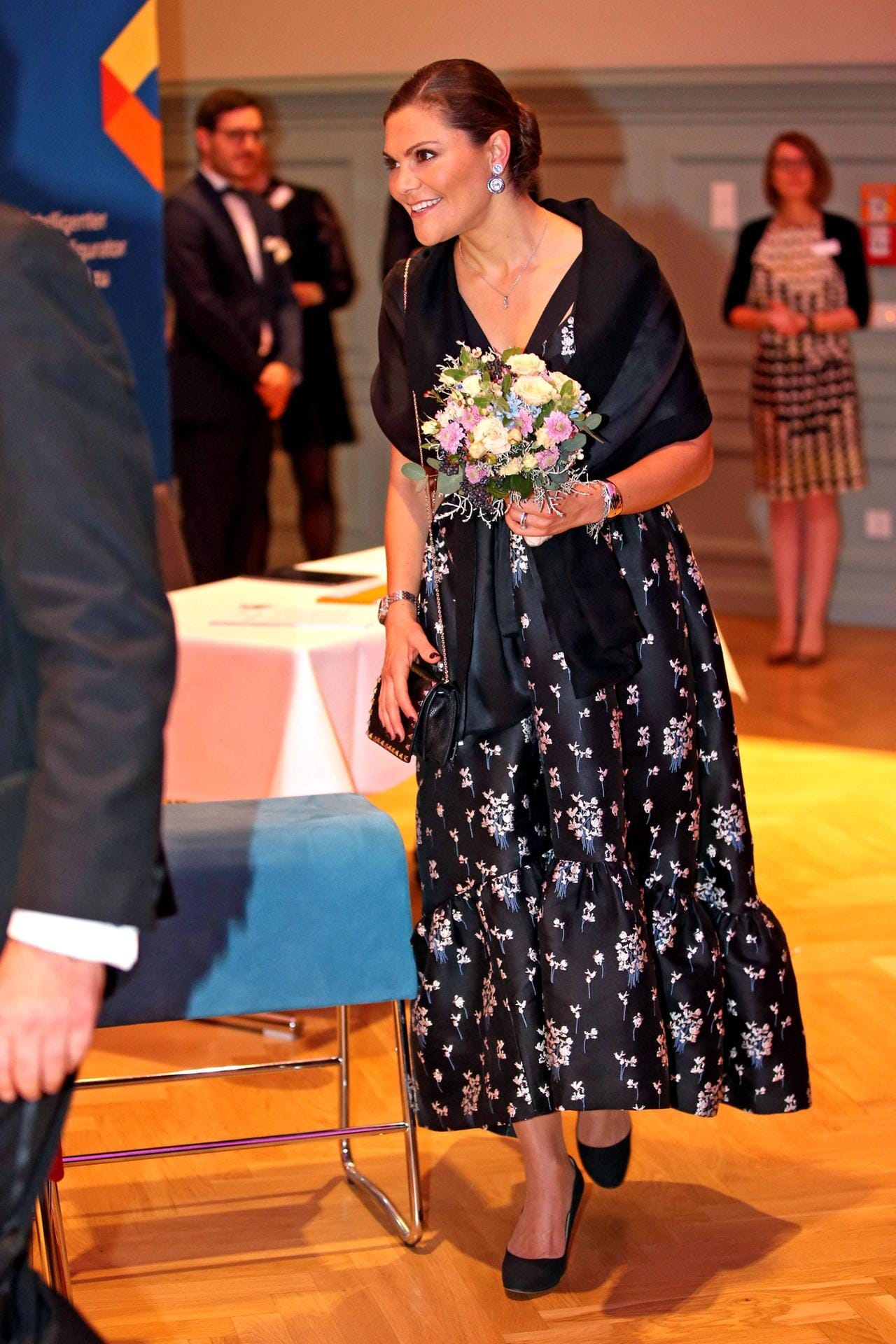 23. November 2017: Bei ihrem Leipzigbesuch führte Victoria von Schweden ein Kleid aus der gemeinsamen, limitierten Kollektion von H&M und Erdem.