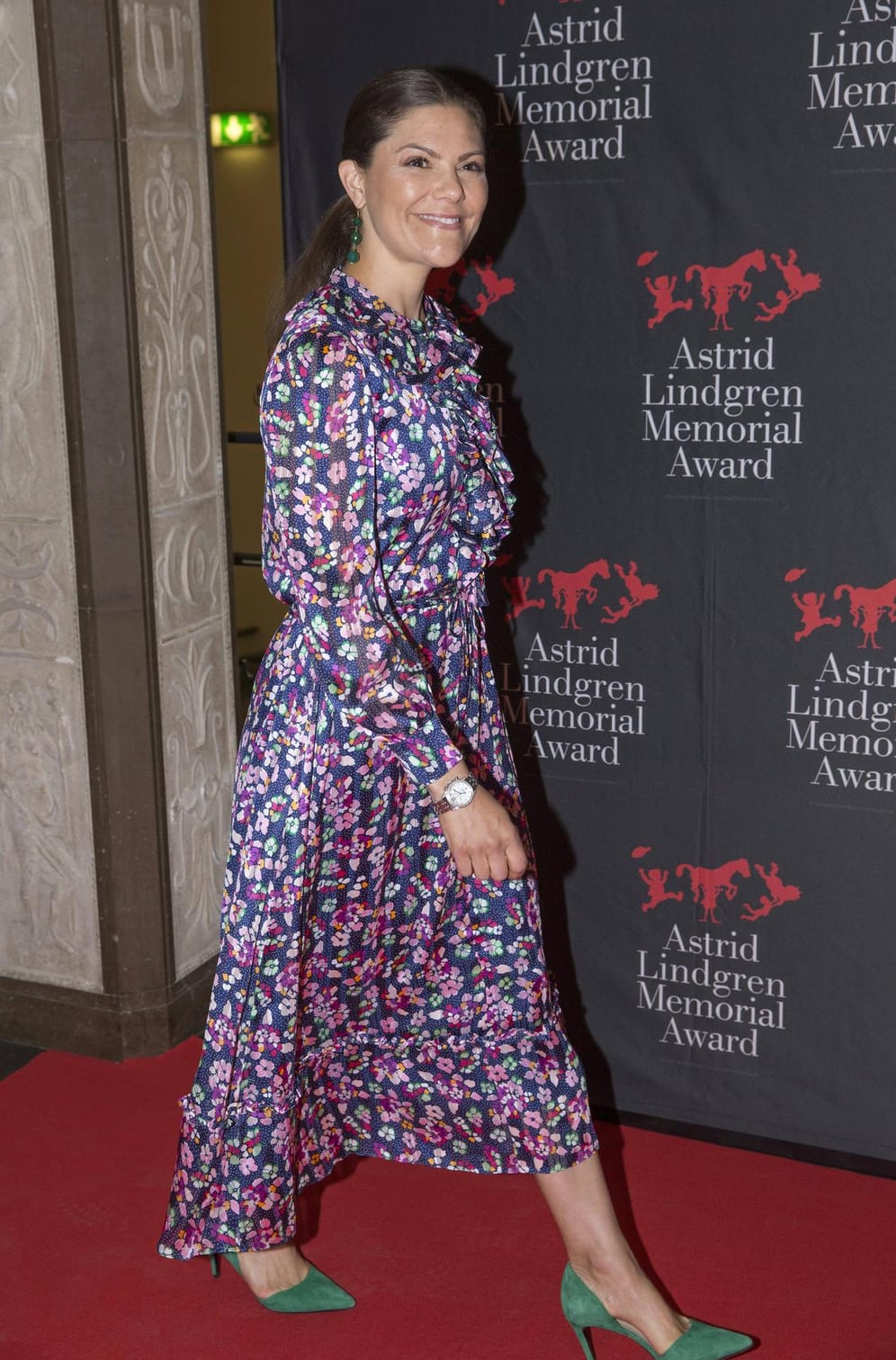 28. Mai 2018: Kronprinzessin Victoria trägt beim Astrid Lindgren Memorial Award in Stockholm ein Kleid von &other stories. Zu haben ist das gute Stück für 125 Euro.