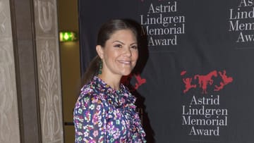 28. Mai 2018: Kronprinzessin Victoria trägt beim Astrid Lindgren Memorial Award in Stockholm ein Kleid von &other stories. Zu haben ist das gute Stück für 125 Euro.