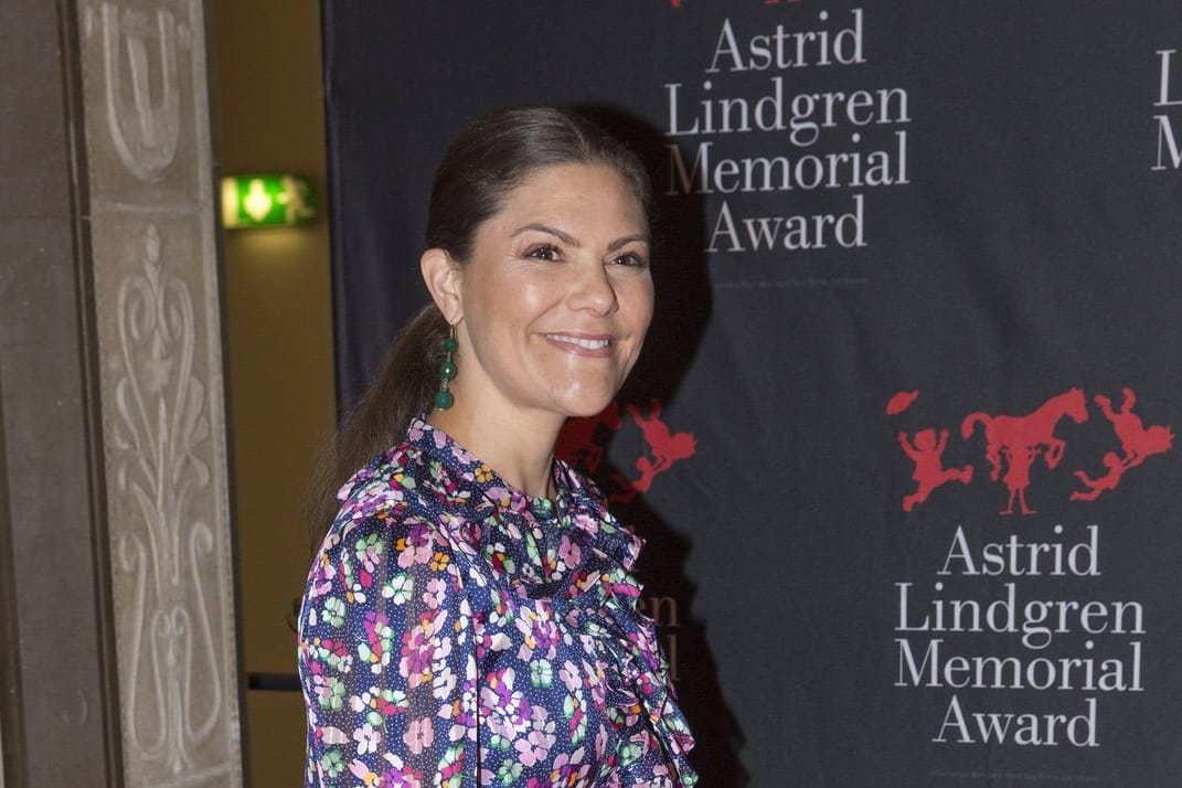 28. Mai 2018: Kronprinzessin Victoria trägt beim Astrid Lindgren Memorial Award in Stockholm ein Kleid von &other stories. Zu haben ist das gute Stück für 125 Euro.