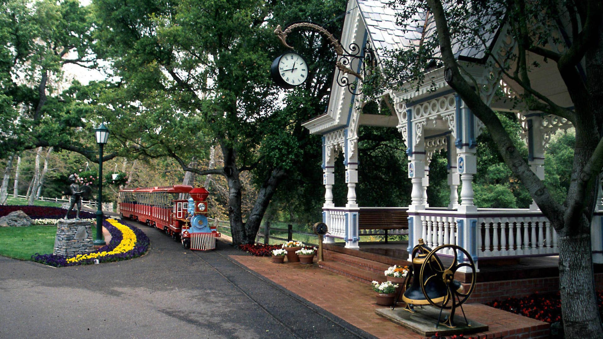 Eine kleine Bahn: Sie fährt durch den Park hindurch.