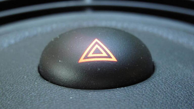 Schalter für die Warnblinkanlage: Er sieht in beinahe jedem Auto gleich aus und ist in der Mitte zwischen Fahrer und Beifahrer angebracht.