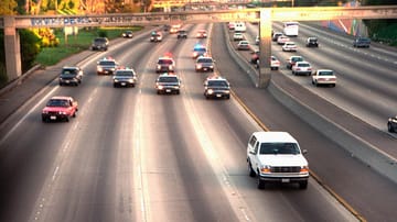 17.06.1994: Ein weißer Ford Bronco, gefahren von Al Cowlings mit O.J. Simpson an Bord, wird von Polizeiautos verfolgt, während er auf einer Autobahn in Los Angeles unterwegs ist.
