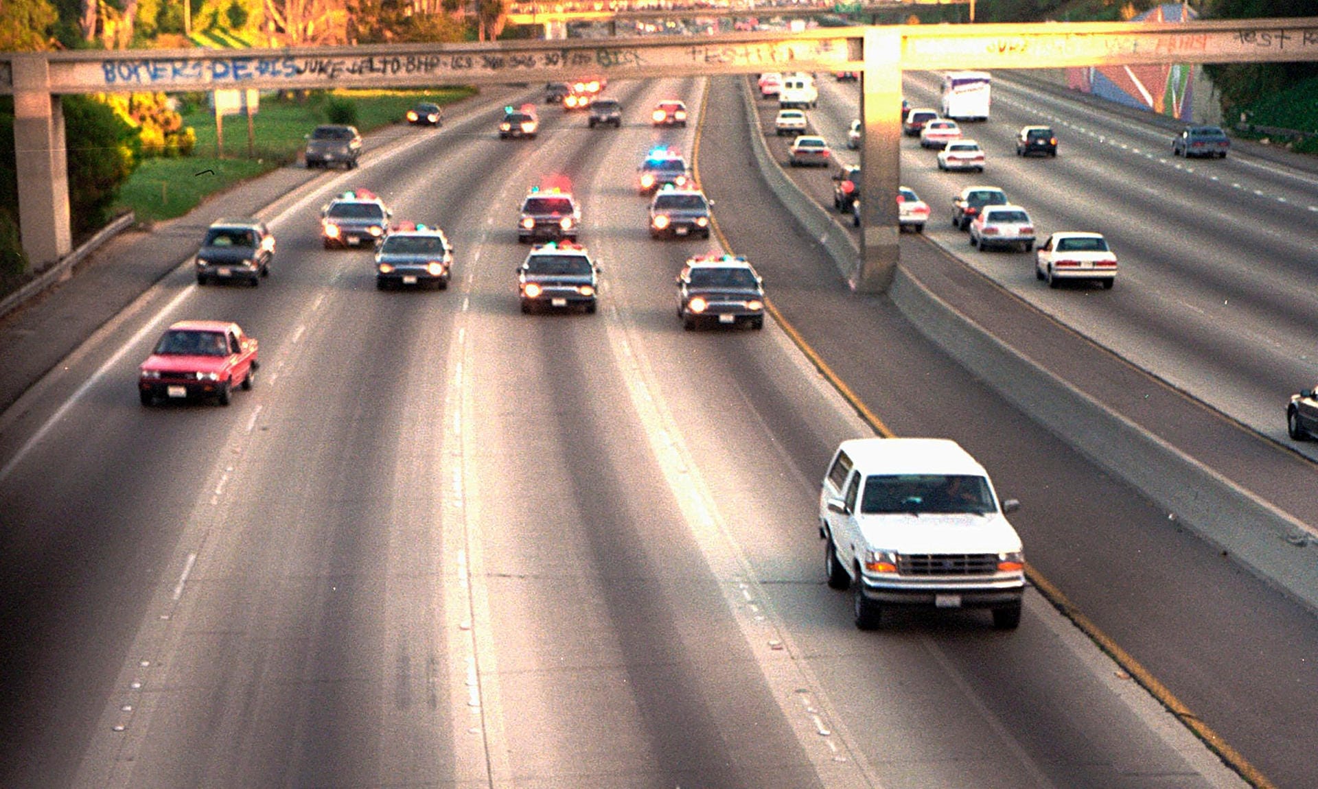 17.06.1994: Ein weißer Ford Bronco, gefahren von Al Cowlings mit O.J. Simpson an Bord, wird von Polizeiautos verfolgt, während er auf einer Autobahn in Los Angeles unterwegs ist.