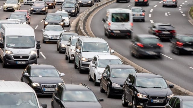 Autos stehen auf der Inneren Kanalstraße im Stau: Das Kölner Ratsbündnis will den Durchgangsverkehr neu regeln.