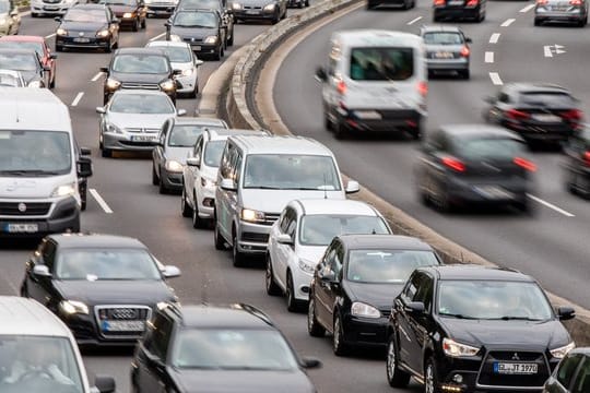 Autos stehen auf der Inneren Kanalstraße im Stau: Das Kölner Ratsbündnis will den Durchgangsverkehr neu regeln.