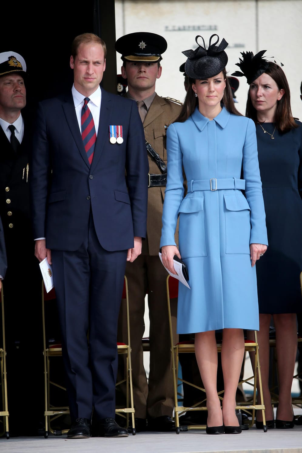 Juni 2014: Wiliam und Kate bei der Feier zum 70. Jahrestag des D-Days, die Herzogin präsentiert den blauen Mantel zum zweiten Mal.