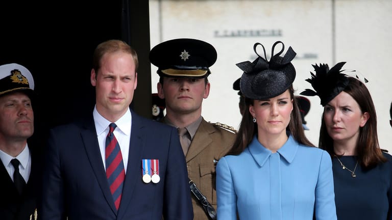 Juni 2014: Wiliam und Kate bei der Feier zum 70. Jahrestag des D-Days, die Herzogin präsentiert den blauen Mantel zum zweiten Mal.