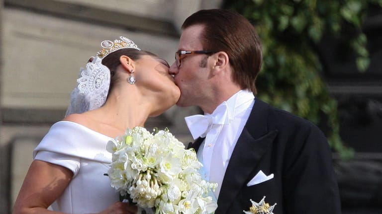 19. Juni 2010: Victoria und Daniel haben Ja gesagt. Hier zu sehen: der Hochzeitskuss vor Tausenden von Fans.