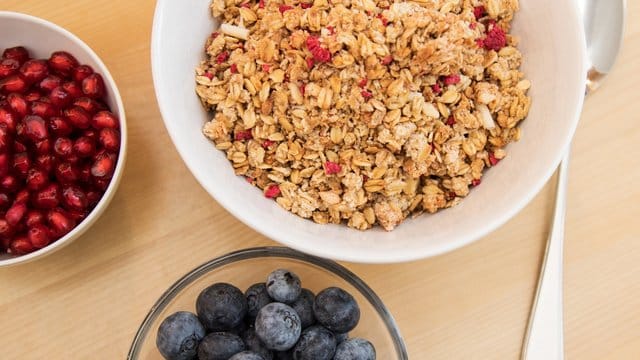 Beeren und Müsli sind eine gute Idee zum Frühstück, allerdings keine Fertig-Cerealien.