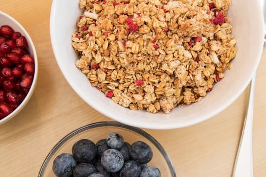 Beeren und Müsli sind eine gute Idee zum Frühstück, allerdings keine Fertig-Cerealien.