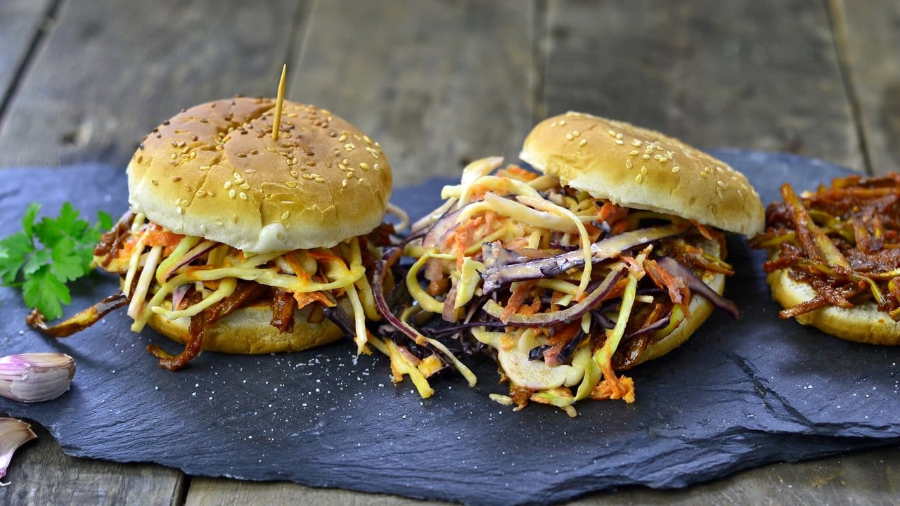 Pulled Pork Burger: Pro Burger werden die Schalen von zwei Bananen benötigt. Aus ihnen werden mit einer Gabel die typischen Fäden gezogen.