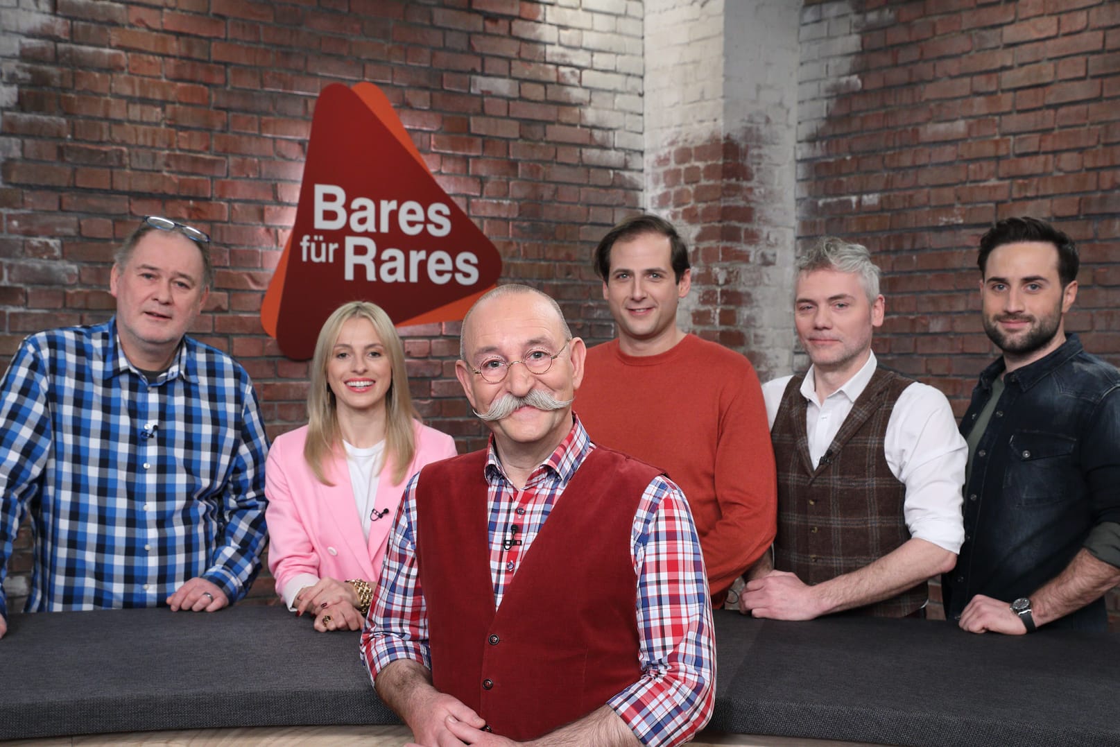 "Bares für Rares": Walter "Waldi" Lehnertz, Dr. Elisabeth "Lisa" Nüdling, Horst Lichter, Julian Schmitz-Avila, Christian Vechtel und David Suppes sind Teil der beliebten Trödelshow.